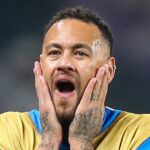 Brazílsky útočník Paris Saint-Germain Neymar (L) a brazílsky stredopoliar Lucas Moura reagujú počas tréningu v Saint-Germain-en-Laye na západe Paríža 4. decembra 2017: