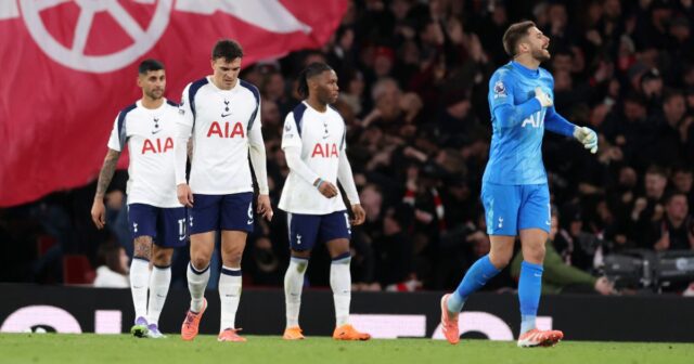 Tottenham vydal varovanie o zostupe, pretože finančné dôsledky boli odhalené Hráči Tottenhamu Hotspur počas zápasu proti Arsenalu