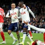 Randal Kolo Muani oslavuje so spoluhráčom Xavim Simonsom po strelení gólu, ktorý bol neskôr zamietnutý za faul na Gabriela