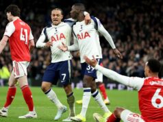 Tottenham vyniesol okamžitý verdikt o faule Randala Kolo Muaniho proti Arsenalu, keďže sa dosiahla dohoda Randal Kolo Muani oslavuje so spoluhráčom Xavim Simonsom po strelení gólu, ktorý bol neskôr zamietnutý za faul na Gabriela