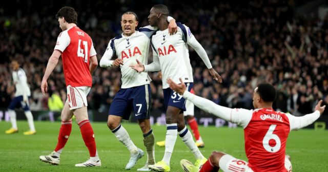 Tottenham vyniesol okamžitý verdikt o faule Randala Kolo Muaniho proti Randal Kolo Muani oslavuje so spoluhráčom Xavim Simonsom po strelení gólu, ktorý bol neskôr zamietnutý za faul na Gabriela