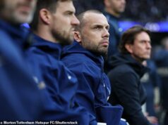 Tottenham zvažuje dočasné vymenovanie bývalého trénera Liverpoolu po prepustení Thomasa Franka, zatiaľ čo obľúbenec fanúšikov bude monitorovaný… ale prestup Roberta De Zerbiho je nepravdepodobný John Heitinga je považovaný za hlavného kandidáta na prechodné vedenie Tottenhamu