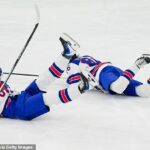 USA sa len o vlások vyhli strašeniu, keď sa zrazili Auston Matthews (vľavo) a Jack Hughes