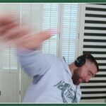 Travis Kelce sa počas nahrávania podcastu oprel a privalil stoličku Taylor Swift