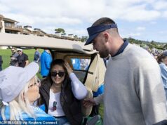 Travis Kelce udrel golfovou loptičkou ĎALŠIEHO fanúšika… dva roky po svojvoľnom výstrele hviezdy Chiefs zostala žena zakrvavená Travis Kelce počas piatkového turnaja Pebble Beach Pro-Am zasiahol iného fanúšika svojvoľnou golfovou loptičkou