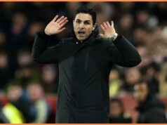 Tréner Arsenalu Mikel Arteta na hosťovaní Ethana Nwaneriho Ethan Nwaneri v akcii za Marseille