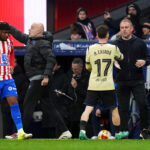 Tréner Barcelony Hansi Flick reaguje na kontroverziu VAR počas prehry Atlética Madrid