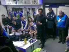 Tréner Brentfordu Keith Andrews po víťazstve v FA Cupe ukazuje triedu gestom hviezdam Macclesfieldu Keith Andrews sa pozerá pred zápasom Brentfordu