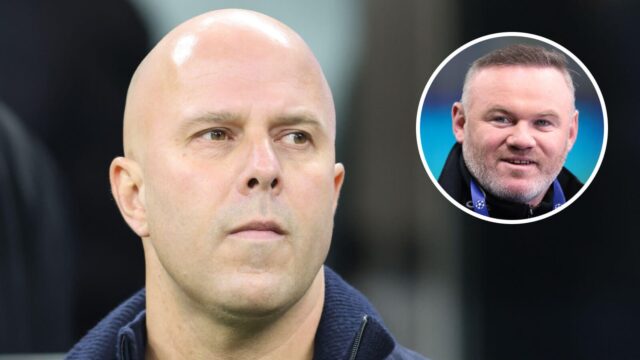 Tréner Liverpoolu Slot opätuje brutálnu kritiku Rooneyho „aury“, keď Romano odhaľuje postoj Reds
