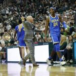 Hlavný tréner Mick Cronin z UCLA Bruins posiela Stevena Jamersona II do šatne