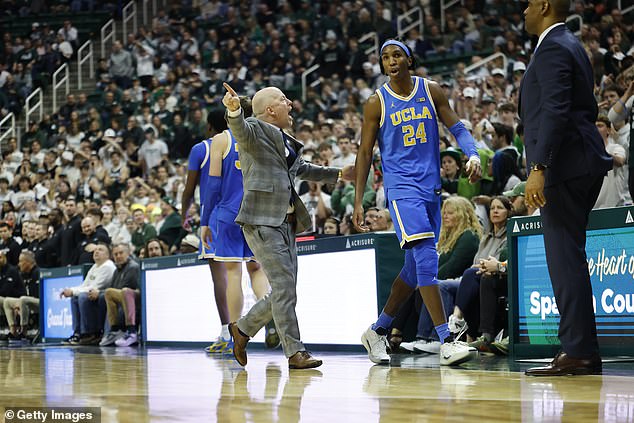 Tréner UCLA Mick Cronin vylúčil vlastného hráča kvôli hrubému faulu Hlavný tréner Mick Cronin z UCLA Bruins posiela Stevena Jamersona II do šatne