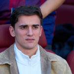 Trénerský tím Barcelony je opatrný pri reintegrácii stredopoliara napriek pozitívnemu pokroku