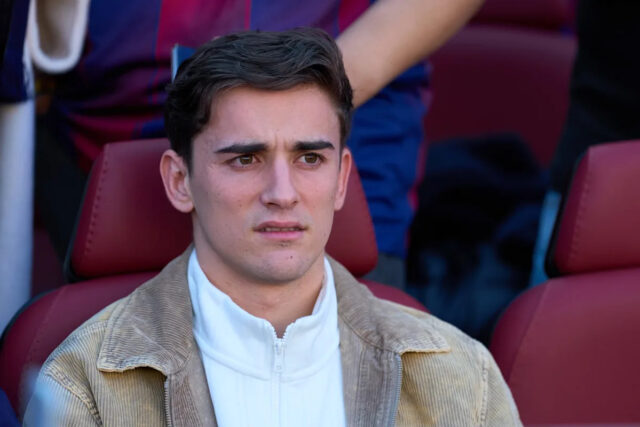 Trénerský tím Barcelony je opatrný pri reintegrácii stredopoliara napriek pozitívnemu pokroku
