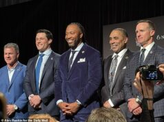 Trieda slávy profesionálneho futbalu z roku 2026 bola odhalená po tom, čo boli Bill Belichick a Robert Kraft urazení (Zľava) Adam Vinatieri, Luke Kuechly, Larry Fitzgerald, Roger Craig a Drew Brees sa objavili v San Franciscu po tom, čo boli vymenovaní do triedy slávy profesionálneho futbalu v roku 2026.