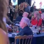 Video zverejnené na X ukazuje, ako sa prezident Donald Trump rozpráva s Lindsey Halligan v Mar-a-Lago, keď Bad Bunny vystupuje v polčase v pozadí.