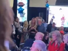 Trump mlčal o výkone TPUSA v polčase, keď prezident popiera multikultúrne vystúpenie Bad Bunnyho Video zverejnené na X ukazuje, ako sa prezident Donald Trump rozpráva s Lindsey Halligan v Mar-a-Lago, keď Bad Bunny vystupuje v polčase v pozadí.