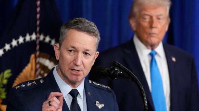 Trump naráža na správy, že najvyšší generál označil riziko útoku Trump naráža na správy, že najvyšší generál označil riziko útoku na Irán | Správy Donalda Trumpa