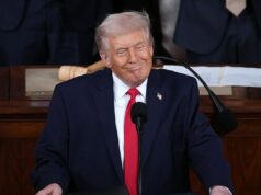 Trump oznámil, že ženský hokejový tím USA navštívi Biely dom po tom, čo odmietli jeho prvé pozvanie Prezident Donald Trump oznámil, že americký ženský hokejový tím navštívi Biely dom