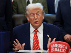 Trump útočí na reportéra s otázkou o preživších Epsteina | Donald Trump Trump útočí na reportéra s otázkou o preživších Epsteina | Donald Trump