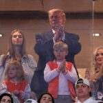 Minulý rok sa Donald Trump stal prvým úradujúcim prezidentom, ktorý sa zúčastnil Super Bowlu (na obrázku) – tento rok ho však vynecháva, pretože zdroje hovoria, že poradcovia sa obávali, že ho vypískajú.