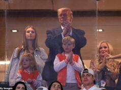 Trumpovi spolupracovníci odhaľujú dôvod, prečo prezident vynecháva Super Bowl z „veľkej ligy“. Minulý rok sa Donald Trump stal prvým úradujúcim prezidentom, ktorý sa zúčastnil Super Bowlu (na obrázku) – tento rok ho však vynecháva, pretože zdroje hovoria, že poradcovia sa obávali, že ho vypískajú.