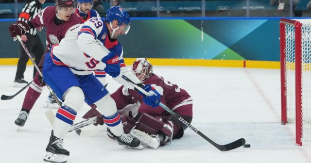 USA porazili Lotyšsko v otváracom zápase olympijských hier v hokeji
