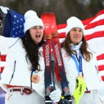Bronzové medailistky Jacqueline Wilesová z USA a Paula Moltzanová z USA oslavujú