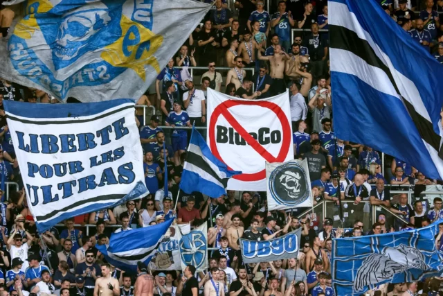 Ultras v Štrasburgu sa počas víťazstva nad Lyonom stretnú o transparenty krajnej pravice
