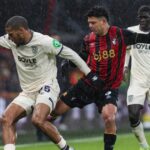 BRENTFORD, ANGLICKO - 8. marca: Obrazovka ukazuje, že hra je pozastavená, aby moslimskí hráči mohli prerušiť svoj ramadánsky pôst počas zápasu Premier League medzi Brentford FC a Aston Villa FC na Brentford Community Stadium 8. marca 2025 v Brentforde v Anglicku. (Foto: Alex Pantling/Getty Images)