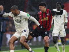 Úplný zoznam zápasov Premier League, ktoré sa počas ramadánu pozastavia, keď sa hráči rýchlo prerušia BRENTFORD, ANGLICKO - 8. marca: Obrazovka ukazuje, že hra je pozastavená, aby moslimskí hráči mohli prerušiť svoj ramadánsky pôst počas zápasu Premier League medzi Brentford FC a Aston Villa FC na Brentford Community Stadium 8. marca 2025 v Brentforde v Anglicku. (Foto: Alex Pantling/Getty Images)