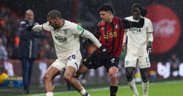 BRENTFORD, ANGLICKO - 8. marca: Obrazovka ukazuje, že hra je pozastavená, aby moslimskí hráči mohli prerušiť svoj ramadánsky pôst počas zápasu Premier League medzi Brentford FC a Aston Villa FC na Brentford Community Stadium 8. marca 2025 v Brentforde v Anglicku. (Foto: Alex Pantling/Getty Images)