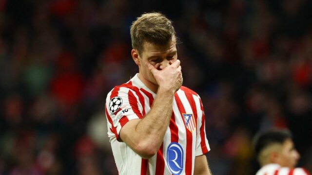 Útočník Atlética Madrid a Nórska Sorloth po zrážke hláv previezli Útočník Atlética Madrid a Nórska Sorloth po zrážke hláv previezli do nemocnice