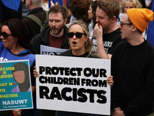 Útoky na mešity, rasovo zneužívané deti, keďže v Spojenom kráľovstve rastie tvrdá pravica | Rasism News
