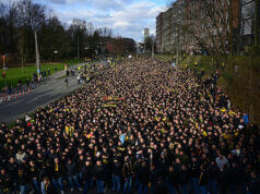 Úžasné scény v Dortmunde pred Der Klassiker Download app from appStore