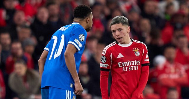 Kylian Mbappe z Realu Madrid hovorí s Gianlucom Prestiannim z SL Benfica 