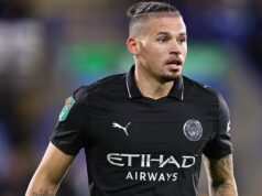 V smutnom úpadku Kalvina Phillipsa: Problém v Man City od prvého dňa, byť „gurmánom“ a skutočný dopad „váhovej brány“ s Pepom Guardiolom, plačlivý telefonát Marcelovi Bielsovi a jeho bizarné starosti s pitnou vodou Kalvin Phillips odohral v tejto sezóne sedem minút futbalu v Huddersfield Town v Carabao Cup (vyššie), čo zahŕňalo vynechanie tréningu deň predtým, pretože partnerka Ashleigh rodila v Londýne.