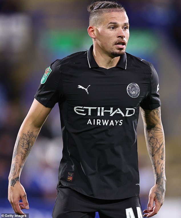 V smutnom úpadku Kalvina Phillipsa: Problém v Man City od Kalvin Phillips odohral v tejto sezóne sedem minút futbalu v Huddersfield Town v Carabao Cup (vyššie), čo zahŕňalo vynechanie tréningu deň predtým, pretože partnerka Ashleigh rodila v Londýne.