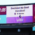 BURNLEY, ANGLICKO - 28. FEBRUÁRA: Na obrazovke štadióna sa zobrazuje gól Ashleyho Barnesa z Burnley, ktorý video asistent rozhodcu vylúčil z hádzanej počas zápasu Premier League medzi Burnley a Brentfordom na Turf Moor 28. februára 2026 v anglickom Burnley. (Foto: Molly Darlington/Getty Images)