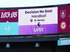 VAR dostať ešte väčšiu silu v kontroverzných nových prírastkoch zo strany zákonodarcov BURNLEY, ANGLICKO - 28. FEBRUÁRA: Na obrazovke štadióna sa zobrazuje gól Ashleyho Barnesa z Burnley, ktorý video asistent rozhodcu vylúčil z hádzanej počas zápasu Premier League medzi Burnley a Brentfordom na Turf Moor 28. februára 2026 v anglickom Burnley. (Foto: Molly Darlington/Getty Images)