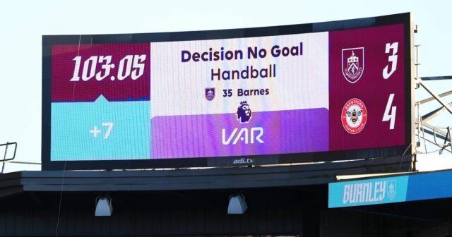 BURNLEY, ANGLICKO - 28. FEBRUÁRA: Na obrazovke štadióna sa zobrazuje gól Ashleyho Barnesa z Burnley, ktorý video asistent rozhodcu vylúčil z hádzanej počas zápasu Premier League medzi Burnley a Brentfordom na Turf Moor 28. februára 2026 v anglickom Burnley. (Foto: Molly Darlington/Getty Images)