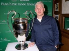 Väčšina športových fanúšikov sa spriatelí prostredníctvom „fandomov“, keďže bývalá hviezda Manchestru United prekvapuje krčmu Bastian Schweinsteiger sa rozkýval