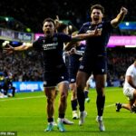 Ben White oslavuje s Tomom Jordanom po skórovaní tretieho gólu Škótska