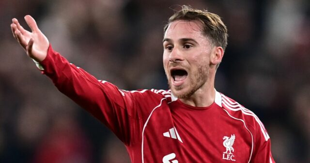 Alexis Mac Allister z Liverpoolu reaguje na zápas fázy MD5 Ligy majstrov UEFA 2025/26 medzi Liverpool FC a PSV Eindhoven