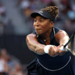 Venus Williamsová hrá bekhend proti Olge Danilovičovej zo Srbky počas zápasu prvého kola ženskej dvojhry na Australian Open 2026 v Melbourne Parku 18. januára 2026 v austrálskom Melbourne.