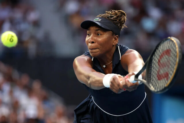 Venus Williamsová hrá bekhend proti Olge Danilovičovej zo Srbky počas zápasu prvého kola ženskej dvojhry na Australian Open 2026 v Melbourne Parku 18. januára 2026 v austrálskom Melbourne.