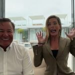 Ženatých majiteľov Mansfield Town v rozhovore vyrušil ich syn a pes