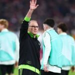 Martin O'Neill pozdravuje hosťujúcich fanúšikov po tom, čo jeho tím Celticu vyhral vonku 1:0 so Stuttgartom