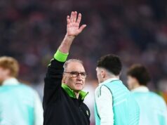 VfB Stuttgart 0 Celtic 1: Tím Martina O’Neilla opustil Európu so vztýčenými hlavami po prvom víťazstve na nemeckej pôde Martin O'Neill pozdravuje hosťujúcich fanúšikov po tom, čo jeho tím Celticu vyhral vonku 1:0 so Stuttgartom