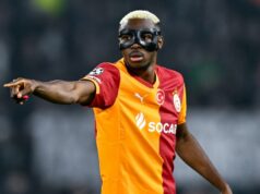 Victor Osimhen posiela Chelsea jasný prestupový odkaz s tvrdením Juventusu a elegantným gestom Victor Osimhen z Galatasaray SK trénuje svojich spoluhráčov počas zápasu vyraďovacej časti Ligy majstrov UEFA 2025/26 v druhom zápase play-off medzi Juventus FC a Galatasaray na Allianz Stadium 25. februára 2026 v talianskom Turíne