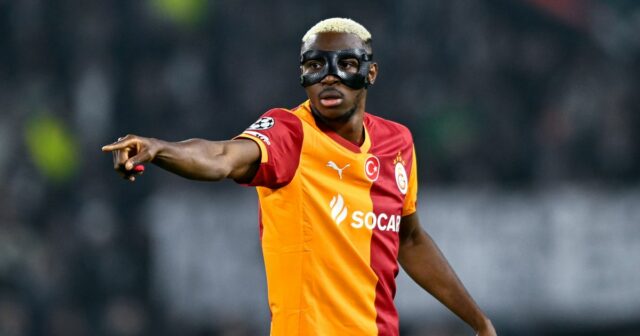 Victor Osimhen z Galatasaray SK trénuje svojich spoluhráčov počas zápasu vyraďovacej časti Ligy majstrov UEFA 2025/26 v druhom zápase play-off medzi Juventus FC a Galatasaray na Allianz Stadium 25. februára 2026 v talianskom Turíne